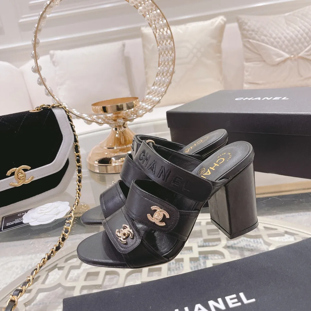👟👟Ex-factory price 540👟👟 🌹🌹🌹2025 latest CHANEL Chanel early spring catwalk new model 🌸️Purchased the original version in Hong Kong and opened the mold exclusively. Top quality % genuine last developed with smooth lines. The shoe shape is perfect and can be safely entered and exited from the counter! Official website 1:1 production. 🇮🇹🇮🇹🇮🇹 Material: Mixed sheepskin imported from Italy & private molded double C buckle and letters are delicate, smooth, shiny and feel great! 💅The fabric and the feet are made of the same material, which is great on the feet! ! ! Color: black/apricot Code number: 34-40 (custom-made sizes 41 and 42 are non-refundable)